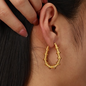 Pendientes de Aro Grandes de Acero Inoxidable Dorado con Diseño de Letra Hueca, Estilo Lujo Ligero, Impermeables, para Aniversario, de Moda y con Gran Impacto - Product Image 4