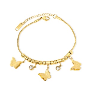 Pulsera de Perlas y Cobre Chapada en Oro con Diseño de Mariposa y Cadena de Acero Inoxidable para Mujer - Product Image 1