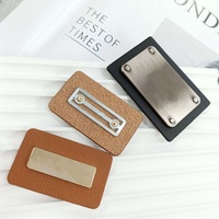 Étiquettes de vêtements en cuir noir écologiques personnalisées avec logo personnalisé et patchs en métal embossés