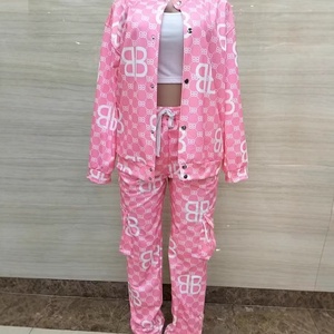 Ensemble de vêtements de sport pour femmes de style européen 2025, trois pièces, nouvelle mode, hauts longs, shorts en coton, imprimé uni, dentelle brodée - Product Image 4