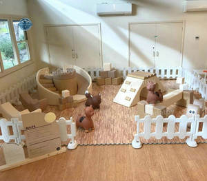 Équipement de jeu souple mobile AUDATOYS marron de 4 à 5 mètres pour locations de fêtes d'enfants en intérieur, capacité de 500 kg - Product Image 1