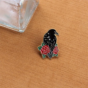 Quạ thanh lịch với pin hoa hồng đỏ cho goths lãng mạn, hoàn hảo cho thời trang thay thế - Product Image 1