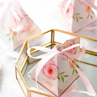 Boîte à dragées de mariage rose nacré en forme de pyramide, style dessin animé européen, pliable, avec fermeture à ruban, pour invités