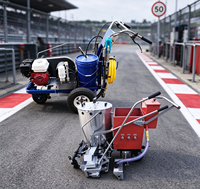 Machine de marquage routier portable professionnelle à pulvérisation automatique pour des marquages uniformes et vibrants, et machine de suppression de marquages routiers