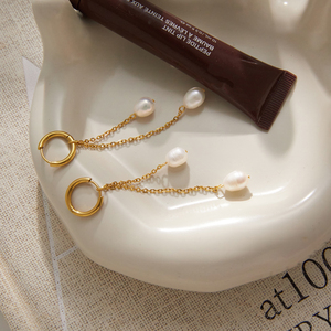 J&D Jewelry Elegantes Pendientes Huggie con Borlas de Perlas de Agua Dulce Desmontables, Chapados en Oro de 18K, Joyería Colgante Impermeable para Mujer - Product Image 4