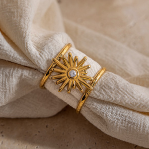 Anillo Sunburst de Oro Amarillo Ajustable, Joyería Unisex para Regalo - Product Image 4
