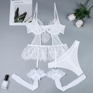 Collection explosive de lingerie sexy : Soutiens-gorge en dentelle blanche à découpes et bas à jarretelles, ensemble 3 pièces pour femme - Product Image 6