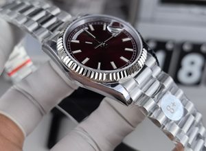 Reloj Unisex de Lujo con Esfera Roja Carmesí, Caja Plateada, Resistente al Agua, 36 mm - Product Image 5