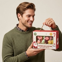 Boîte cadeau en papier rouge et crème personnalisée avec poignée en corde torsadée, fenêtre transparente et impression de Père Noël pour l'emballage de cadeaux de Noël