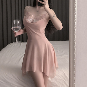 Camisón de Seda Satén Rosa Suave para Mujer, con Encaje y Adorno de Mariposa, Escote Profundo en V, Estilo Babydoll, Tirantes Ajustables - Product Image 1