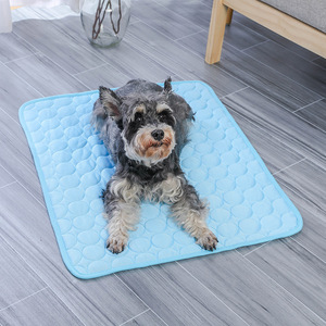 Summer Pet Ice <span class=keywords><strong>Pad</strong></span> für große mittelgroße Hunde Welpen Ice Silk Pet <span class=keywords><strong>Cool</strong></span> Bed Kennel <span class=keywords><strong>Pad</strong></span> Hunde kühl matte