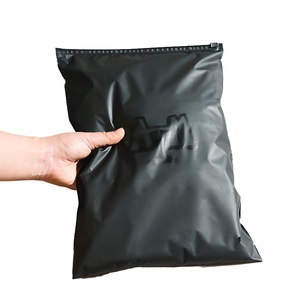 Sacs d'expédition en polyéthylène noir personnalisés, imperméables, à fermeture autocollante, pour l'emballage de colis e-commerce, vêtements et envois. - Product Image 1