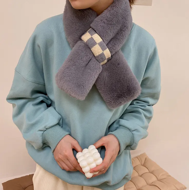 도매 2021 새로운 디자이너 여성 가짜 모피 칼라 패션 격자 무늬 니트 겨울 따뜻한 크로스 넥 따뜻한 스카프