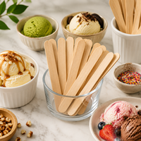 Bâtonnets de crème glacée aromatisés, un nouveau produit, en bois, permettant de créer des saveurs mixtes avec de la crème glacée.