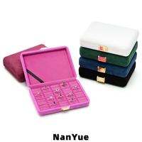 Boîte de rangement portable en suède pour bagues, avec plusieurs compartiments, boîte de rangement pour bijoux, étui de présentation de bagues de voyage, boîte d'emballage de bijoux avec logo personnalisé
