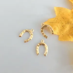 Pendentif en forme de chaussure de cheval pour femme, excellente qualité, couleur or 14K, joli bijou de charme rempli - Product Image 1