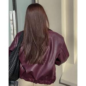 Blouson en cuir PU bordeaux personnalisé 2026, style motard, coupe-vent d'hiver pour femme, à fermeture éclair, manches longues, en tissu tissé - Product Image 4