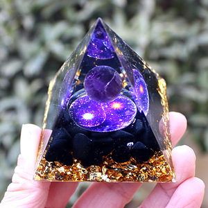 Ornement en résine époxy en forme de pyramide de cristal avec sphère d'améthyste de 6 cm, décoration de la maison, cadeau - Product Image 2