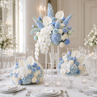 Arrangement floral en soie bleu et blanc fait main, réaliste, avec delphinium, anthurium, phalaenopsis, vase en verre et support en acrylique, centre de table de mariage
