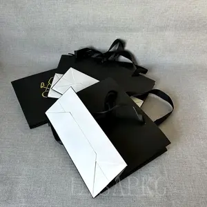 ピンクのリボンの弓が付いている無料サンプルカスタマイズされた贅沢なリサイクルされた黒い紙の買い物袋