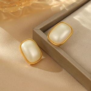 Boucles d'oreilles carrées en perles de style rétro tendance de Hong Kong, géométriques, simples, élégantes, au tempérament polyvalent et à la mode, idéales pour un cadeau - Product Image 1