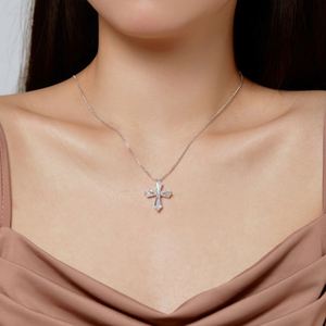 Collar con Colgante de Cruz de Plata de Ley S925 con Baño de Rodio, Resistente al Deslustre, con Circonita Cúbica 5A, Diseño Religioso Católico Cristiano de Jesús, Marca Dylam - Product Image 4