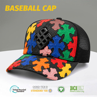 Casquette Trucker Multicolore avec Patchs Croisés, Dos en Maille Noire, Logo 3D en Cuir Gaufré, Visière Courbée, Fermeture Snapback Ajustable