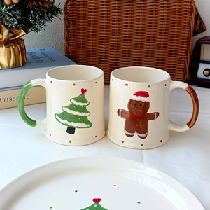 Tasses à café et à eau en céramique de style coréen INS, peintes à la main avec des hommes en pain d'épices et un arbre de Noël - Product Image 3