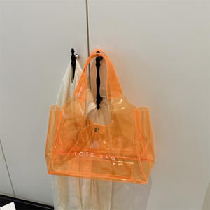 Sac de plage et de voyage transparent en PVC imperméable, petit format, avec logo personnalisé, motif lettres orange et violet, idéal pour le shopping ou comme cadeau. - Product Image 3