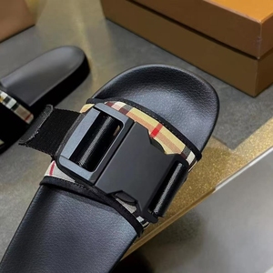 Chaussons d'intérieur de haute qualité et élégants en noir, avec semelle souple, antidérapants, confortables et légers. - Product Image 6
