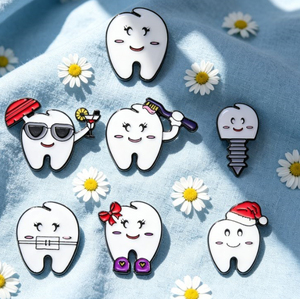Broche Criativo de Desenho Animado Esmaltado em Liga de Zinco com Niquelagem Preta para Atacado Personalizado em Mochilas e Roupas - Product Image 1