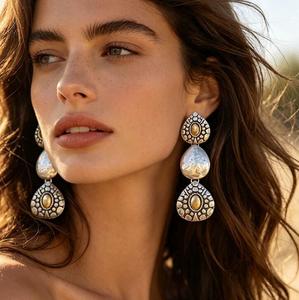 Pendientes Largos de Metal Estilo Bohemio Vintage con Forma de Gota de Agua, Diseño Étnico Europeo Tricolor, Retro y Antiguo para Mujer - Product Image 4