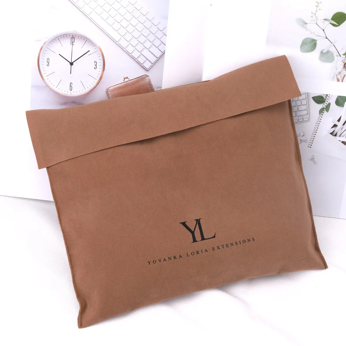 Gran oferta 2023, bolsa de sobre de regalo para el cabello con solapa de terciopelo marrón, bolsa de polvo de terciopelo de gamuza impresa con logotipo personalizado