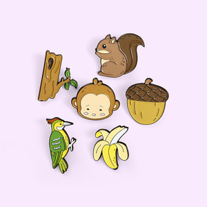 Perni smaltati animali della foresta scimmia Banana scoiattolo pigne picchio tronco spilla distintivo risvolto regalo per Kid Friend all'ingrosso - Product Image 2