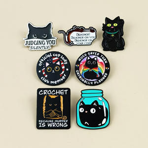 Broche Lettre Anglaise Série Chat Noir de Dessin Animé, Badge Décoratif Personnalisé Chat Mignon, Style Européen et Américain - Product Image 1
