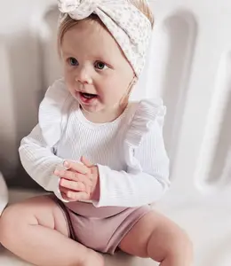 Vêtements pour bébés et tout-petits de 0 à 12 mois, barboteuse longue côtelée de couleur pure respirante et confortable avec nœud papillon
