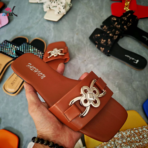 Sandalias Abiertas para Mujer YONGGE, Elegantes Chanclas de Playa con Hebilla y Plantilla de PU para Verano - Product Image 2