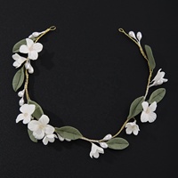 Couronne de fleurs blanches en pâte polymère faite à la main style bohème pour mariée, accessoire floral pour cheveux, idéale pour la photographie de mariage et les événements du soir