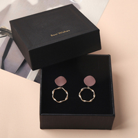 Vente en gros de boîte à bijoux de luxe avec bague et pendentif, collier, couverture cadeau en papier cartonné faite à la main et style moderne pour le stockage, présentation