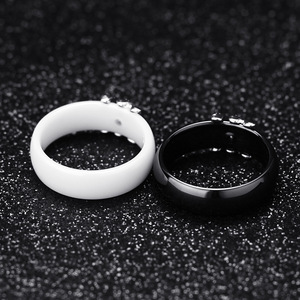 Bague en céramique noire et blanche 6 mm avec incrustation de diamants double X pavé, bijoux de mariage géométriques - Product Image 4