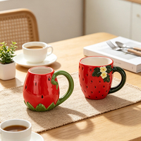 Tasse à café en céramique faite à la main Redeco, motif fraise en relief, tasse en poterie rouge avec anse feuille verte, cadeau mignon pour filles
