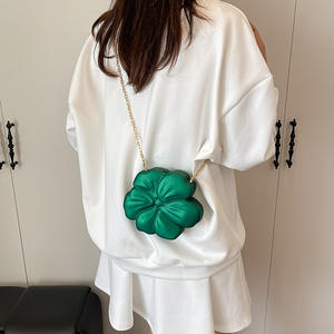 Mini bolso en forma de flor Acrílico multicolor personalizado para mujer, bolsos de lápices labiales cruzados con cadena, venta al por mayor - Product Image 5