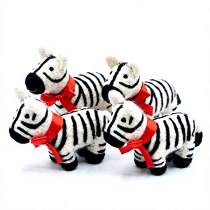 Adorno Navideño de Pared con Diseño de Zebra Blanca Tejida a Mano con Lana 100% Certificada Ecológica, Cinta Roja y Animal de Dibujos Animados para Interiores - Product Image 1