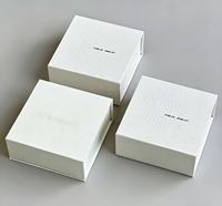 Boîtes à bijoux rigides à couvercle rabattable imprimées sur mesure, gaufrage/impression de logo personnalisé pour l'emballage de bijoux