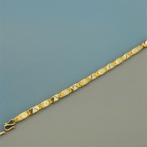 Elegante Brazalete de Diseño en Oro de 22K con Patrón de Corte de Diamante, Acabado Premium, Joyería Estilosa para Uso Diario y Fiestas - Product Image 3