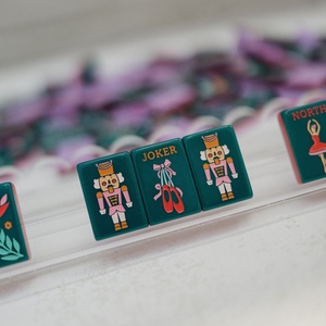 Set da Gioco Mahjong Americano di Lusso Personalizzato Rosa Schiaccianoci, 160 Tessere, 3 Strati, in Plastica Incisa, Marca TOGYE, Regalo Portatile per Adulti - Product Image 3