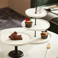 Socle de table de gâteau de tasse en céramique blanche de luxe moderne en gros pour l'affichage événement de décoration de mariage de partie
