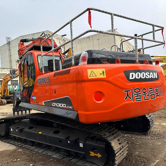 Original Used Doosan DX300LCA Crawler Excavator 30 Ton 1m Bucket Capacity 2022 Model Korean Origin Ready to Ship Doosan DX300