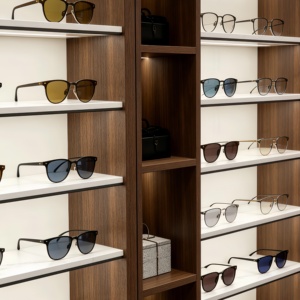 Ensemble de présentoirs de luxe en bois foncé massif pour magasin d'optique avec éclairage LED, table centrale ronde et vitrines incurvées pour centres commerciaux - Product Image 6