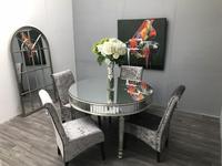 Table à manger ronde au design élégant avec plateau en verre argenté vieilli